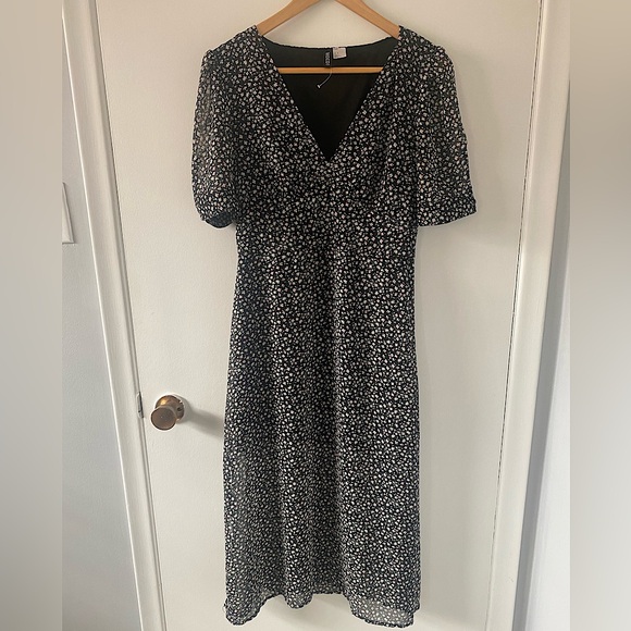 H&M Dresses & Skirts - H&M Midi Summer Floral Dress Size Small